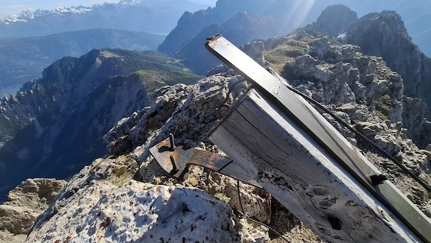 Trümmer des Gipfelkreuzes vom Eggenkofel in Osttirol