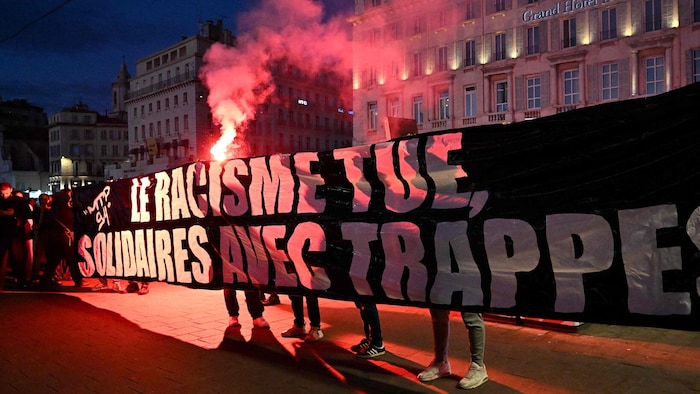 Nach dem Angriff gingen viele Menschen in Frankreich auf die Straße, um gegen Rassismus zu ...