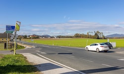 Im Kreuzungsbereich im Ort soll ein Kreisverkehr entstehen
