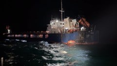 Im Schwarzen Meer ist erneut ein Handelsschiff von Seedrohnen getroffen worden. Wer hinter dem ...