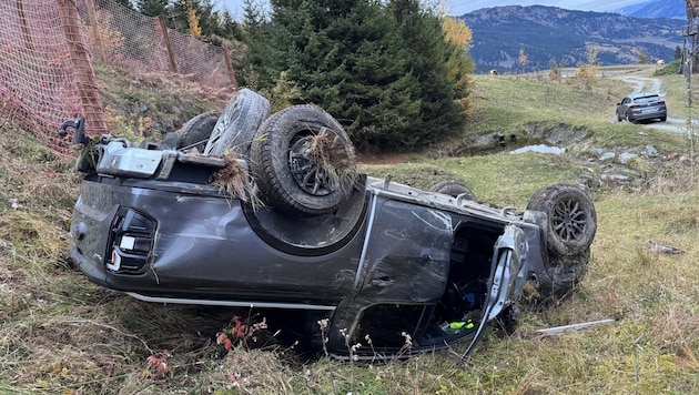 Das Auto blieb auf dem Dach liegen.