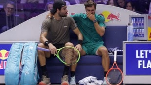 Italiens Tennis-Star Flavio Cobolli (re.) brach in Wien in Tränen aus. Matteo Berrettini litt ...