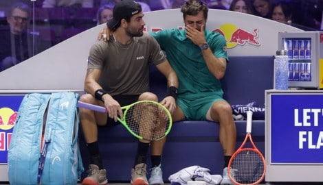Italiens Tennis-Star Flavio Cobolli (re.) brach in Wien in Tränen aus. Matteo Berrettini litt ...