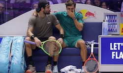 Italiens Tennis-Star Flavio Cobolli (re.) brach in Wien in Tränen aus. Matteo Berrettini litt ...