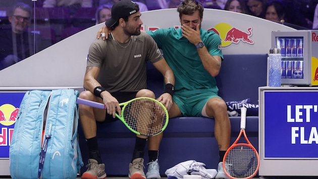 Italiens Tennis-Superstar Flavio Cobolli (re.) brach in Wien in Tränen aus. Matteo Berrettini ...