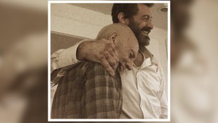 Dieses Bild zeugt von einer tiefen Verbindung zwischen Patrick Stewart und Hugh Jackman. Auf ...