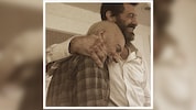 Dieses Bild zeugt von einer tiefen Verbindung zwischen Patrick Stewart und Hugh Jackman. Auf ...