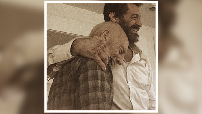 Dieses Bild zeugt von einer tiefen Verbindung zwischen Patrick Stewart und Hugh Jackman. Auf ...