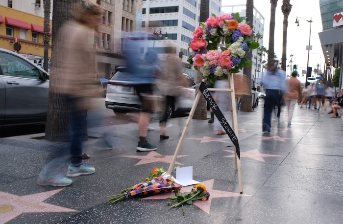 Patrick Stewarts Plakette auf dem berühmten „Walk of Fame“ wurde nach seinem Tod mit Blumen ...