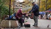 In Oleschky gilt nun ein lokaler Waffenstillstand, Menschen können am Markt einkaufen gehen. ...