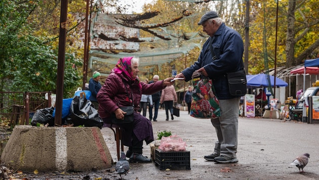 In Oleschky gilt nun ein lokaler Waffenstillstand, Menschen können am Markt einkaufen gehen. ...