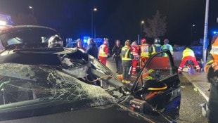 Die Windschutzscheibe wurde durch den Reifen total zertrümmert.  