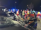 Die Windschutzscheibe wurde durch den Reifen total zertrümmert.  