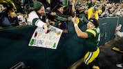 Christian Watson feierte den Sieg mit den Fans.