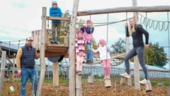 Der Spielplatz-Bau erweist sich für Jürgen Lederhilger (l.) als ein unüberwindbarer ...
