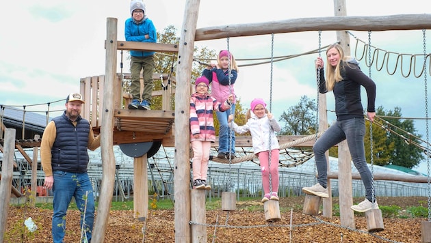 Der Spielplatz-Bau erweist sich für Jürgen Lederhilger (l.) als ein unüberwindbarer ...