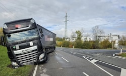 Der Lkw blieb in einer Wiese stecken.