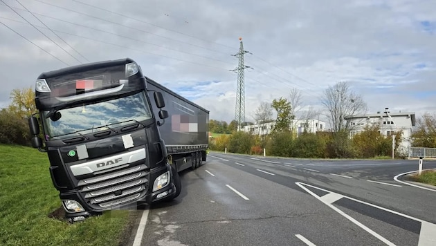 Der Lkw blieb in einer Wiese stecken.
