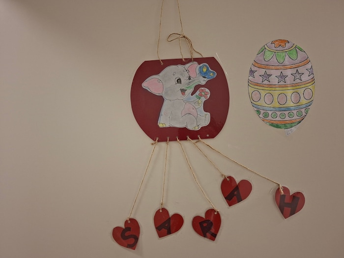 An Sarahs Zimmer lacht ein Elefant. „Ich mag Elefanten! Wieso? Weil ich sie mag!“