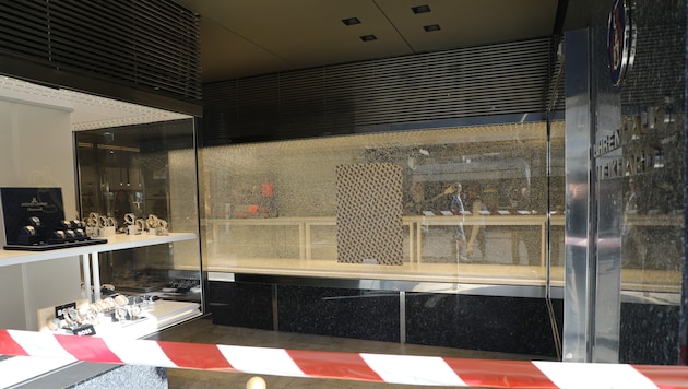Mitten am Grazer Hauptplatz wurde beim Juwelier Weikhard eingebrochen.