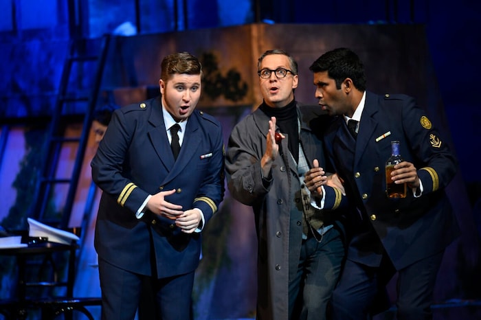 „Ferrando“ Samuel Stopford mit „Don Alfonso“ Nikolay Borchev, dem Anstifter der Treue-Wette und ...