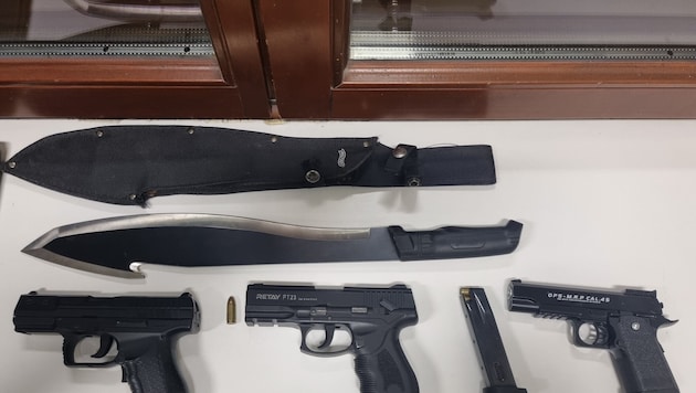 Die Polizei stellte bei Hausdurchsuchungen u.a. Schreckschusspistolen, eine Machete und ...