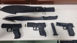 Die Polizei stellte bei Hausdurchsuchungen u.a. Schreckschusspistolen, eine Machete und ...