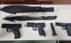 Die Polizei stellte bei Hausdurchsuchungen u.a. Schreckschusspistolen, eine Machete und ...