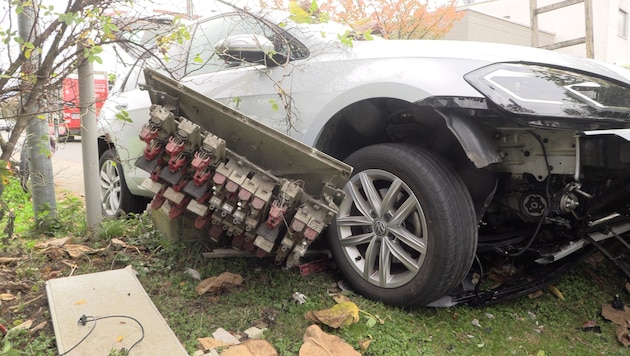 Der Verteilerkasten wurde bei dem Crash schwer beschädigt.