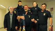 Der Uropa und die Feuerwehr-Chefs tragen Dominik und Artus auf den Schultern.