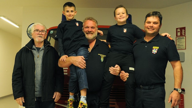 Der Uropa und die Feuerwehr-Chefs tragen Dominik und Artus auf den Schultern.