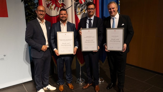 Wirtschafts-Landesrat Mario Gerber (links) mit den drei ältesten geehrten Betrieben im Land