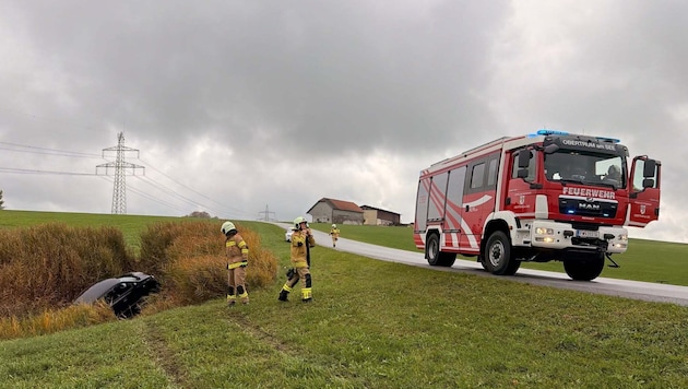 Der Kleinwagen landete ein gutes Stück von der Straße entfernt.