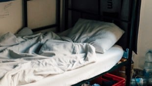 In den Zellen der Justizanstalt Wien-Josefstadt stehen nun sechs – belegte – Stockbetten, wo ...