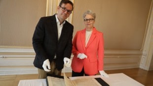 Nationalbibliothek-Direktorin Michaela Mayr und Benedikt Lodes, Leiter der Musiksammlung, mit ...
