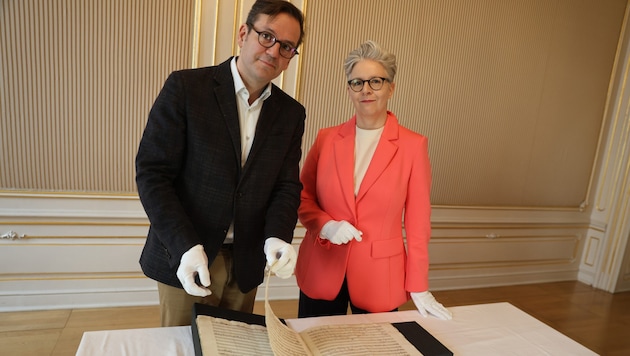 Nationalbibliothek-Direktorin Michaela Mayr und Benedikt Lodes, Leiter der Musiksammlung, mit ...