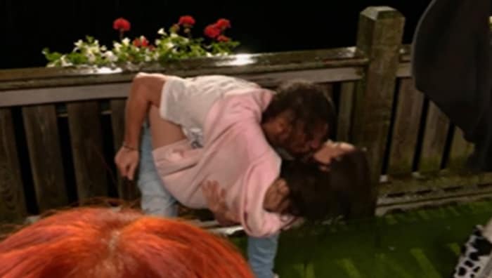 Beim Tänzchen auf der Forsthaus-Terrasse bringen sich Peter und Alisa in Stimmung.