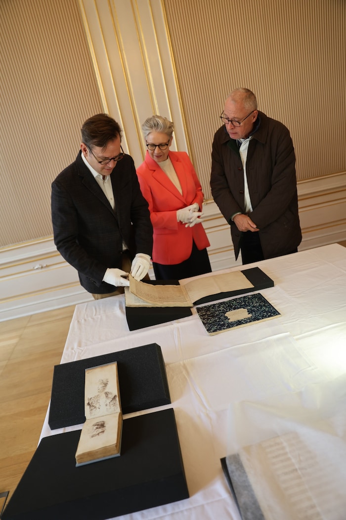 „Krone“-Redakteur Mark Perry (ganz re.) mit Benedikt Lodes und Michaela Mayr
