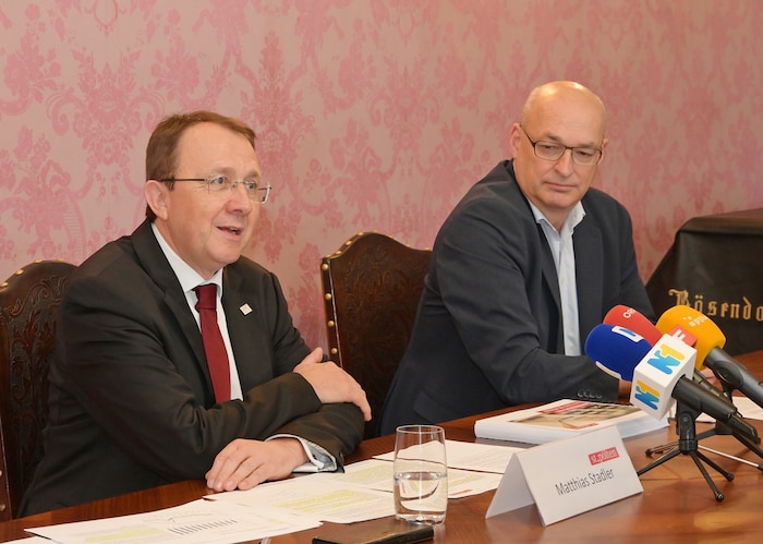 Stadtchef Matthias Stadler und Finanzdirektor Thomas Wolfsberger stellten im Rathaus das St. ...
