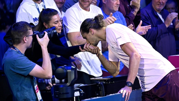 So süß: Vor den Augen von Millionen Fans küsste Zverev seiner Sophia zärtlich die Hand!