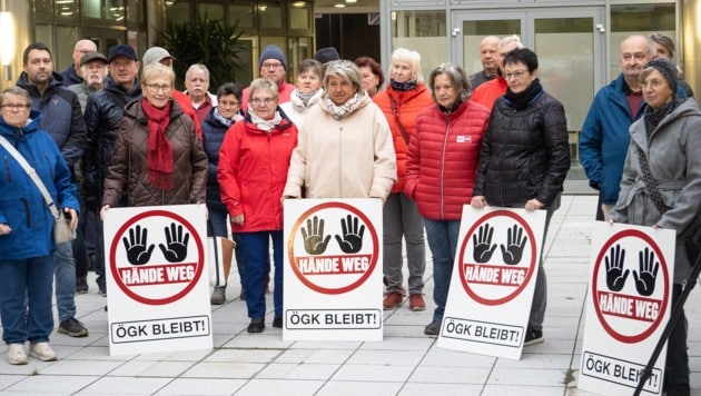 „Hände weg!“, fordern die Menschen in Waidhofen an der Thaya von der ÖGK, die Schließungspläne ...