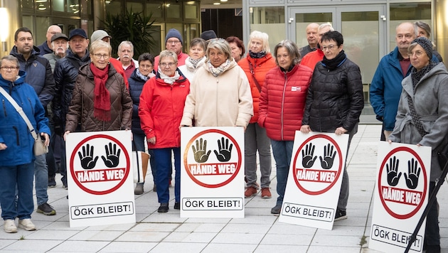 „Hände weg!“, fordern die Menschen in Waidhofen an der Thaya von der ÖGK, die Schließungspläne ...