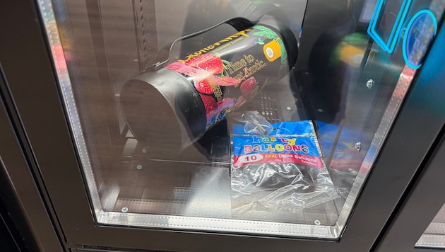 Lachgas wird unter anderem in Automaten verkauft, samt dazugehöriger Luftballons. Damit soll ...