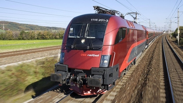 Ein Railjet der ÖBB in voller Fahrt