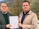 Abgeordneter Philipp Könighofer (li.) und Vizebürgermeister Raphael Pensl (beide FPÖ) mit den ...