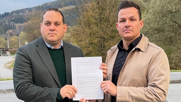 Abgeordneter Philipp Könighofer (li.) und Vizebürgermeister Raphael Pensl (beide FPÖ) mit den ...