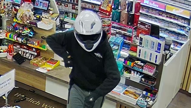 Wer kennt diesen Mann? Die Polizei bittet um Hinweise.