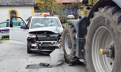 Der Pkw wurde bei der Kollison erheblich beschädigt.