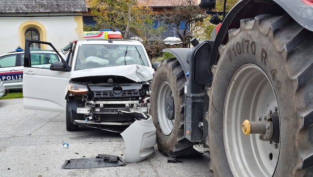 Der Pkw wurde bei der Kollison erheblich beschädigt.