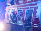Mit Atemschutz drangen die Einsatzkräfte ins Gebäude vor.